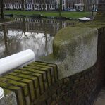 Een granieten element maakt onderdeel uit van het metselwerk
              <br/>
              Richard Keijzer, 2016-03-03